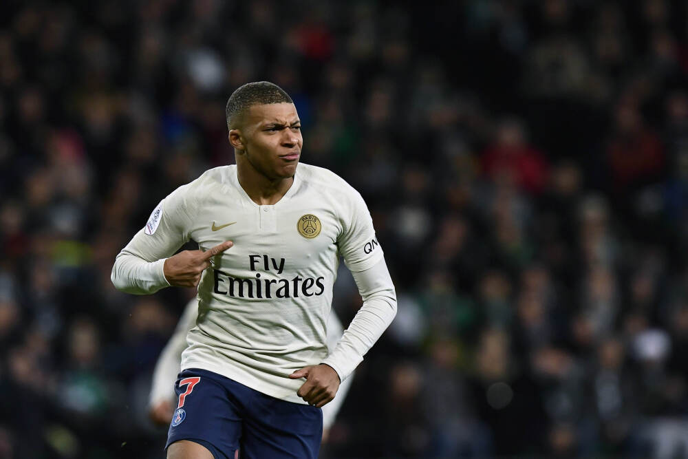 iPhone大卖预告！苹果Q4业绩、指引超预期，预测假日季销售两位数增长